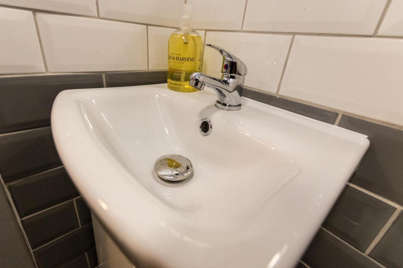 1 Bedroom Newton Apartment L Free Parking L Wigan Royal Infirmary L Haigh Hall L Central Location Exterior photo